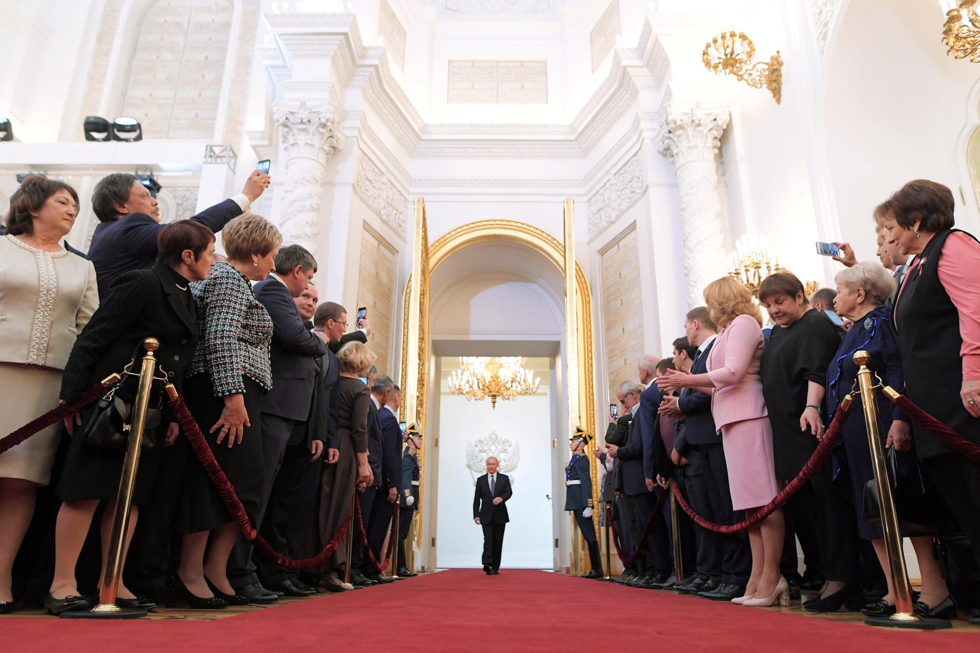 Auftritt des alten und neuen Präsidenten: Putin betritt durch eine goldbeschlagene Tür den Georgssaal im Kreml.