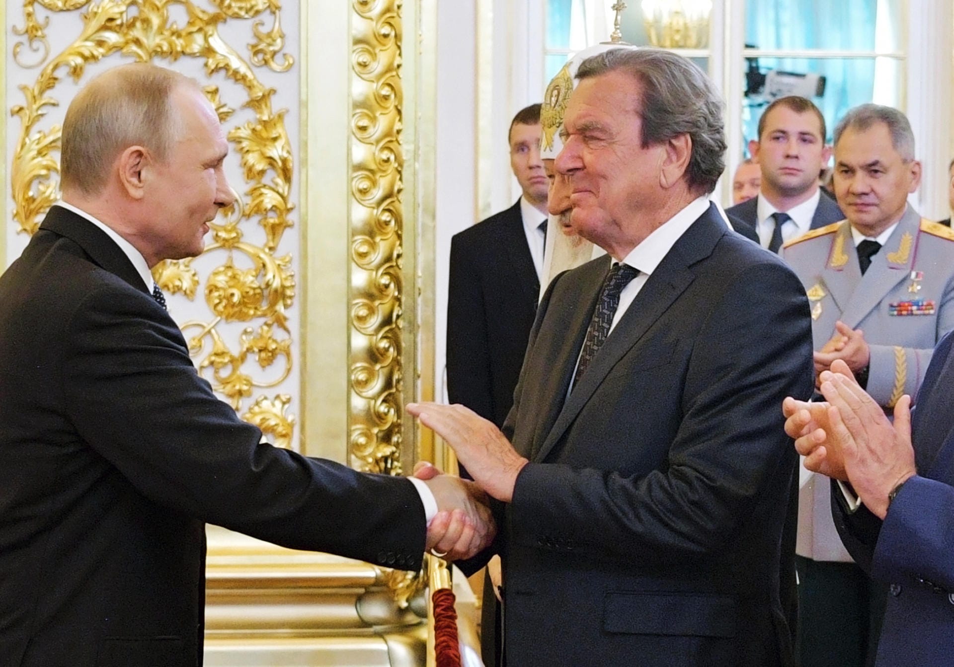 Einer der ersten Gratulanten: Ex-Kanzler Gerhard Schröder verfolgte die Vereidigung in der ersten Reihe, schüttelte Putin anschließend die Hand.