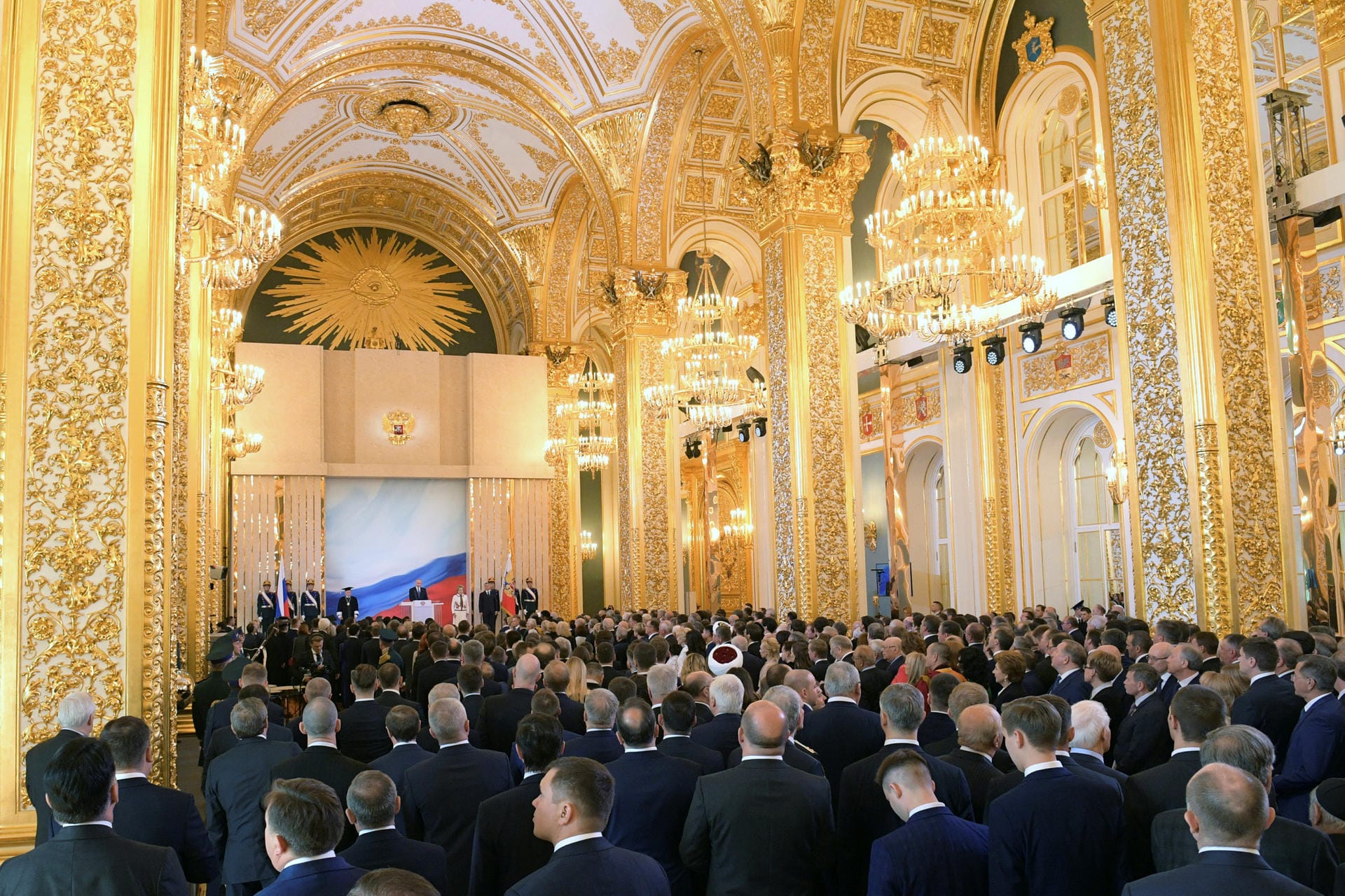 Protz und Prunk im Kreml: Mehrere Hundert Gäste verfolgen im Andreassaal, wie Wladimir Putin den Amtseid ablegt.