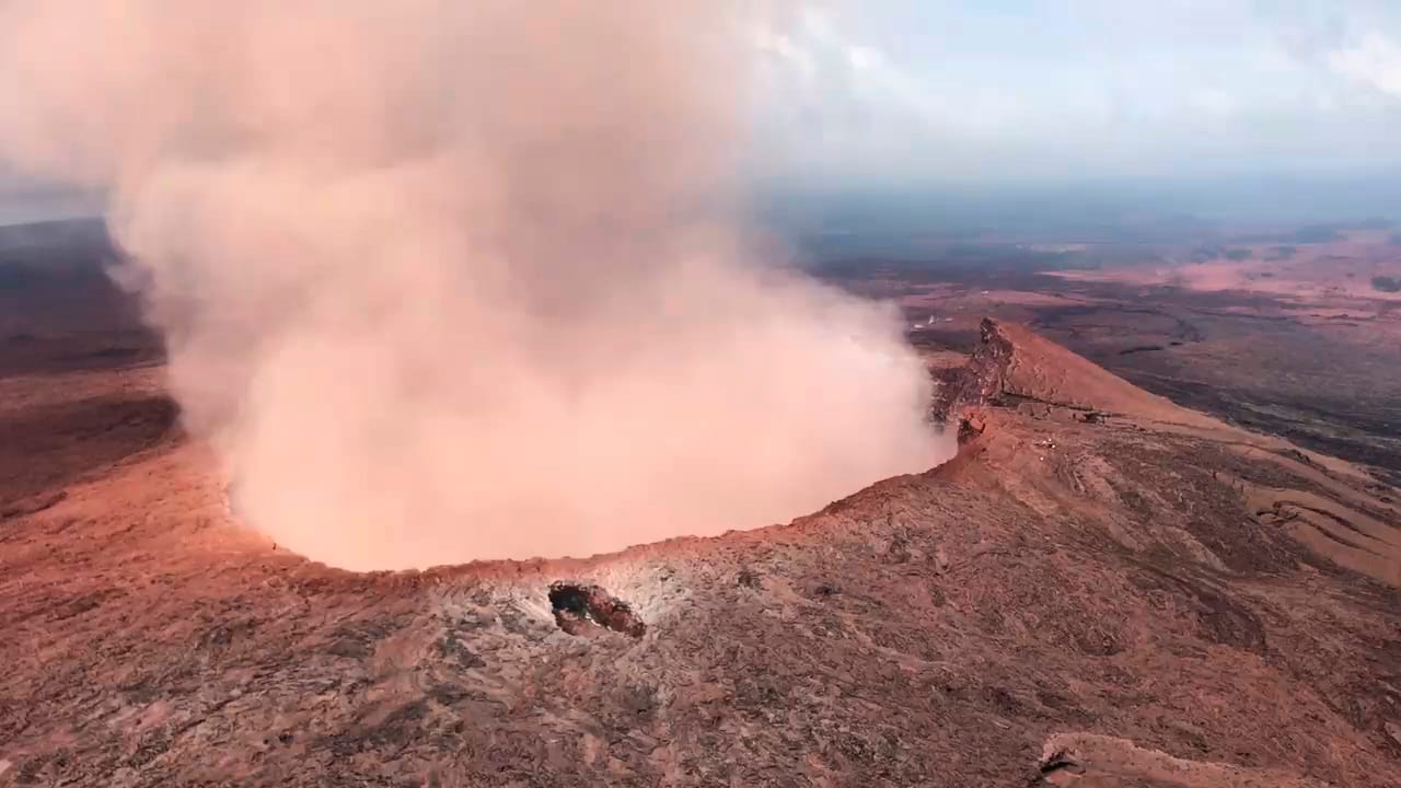 Der Vulkan Kilauea hört bislang nicht auf zu rauchen: Seit dem 30. April erschüttern Eruptionen Hawaiis größte Insel Big Island. Am 3. Mai waren durch einen ersten Riss erstmals Lava, Rauch und Asche ausgetreten.