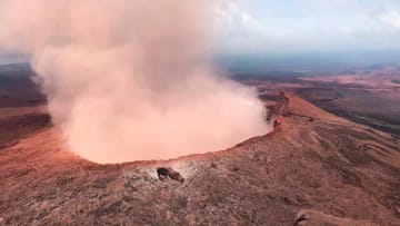 Der Vulkan Kilauea hört bislang nicht auf zu rauchen: Seit dem 30. April erschüttern Eruptionen Hawaiis größte Insel Big Island. Am 3. Mai waren durch einen ersten Riss erstmals Lava, Rauch und Asche ausgetreten.