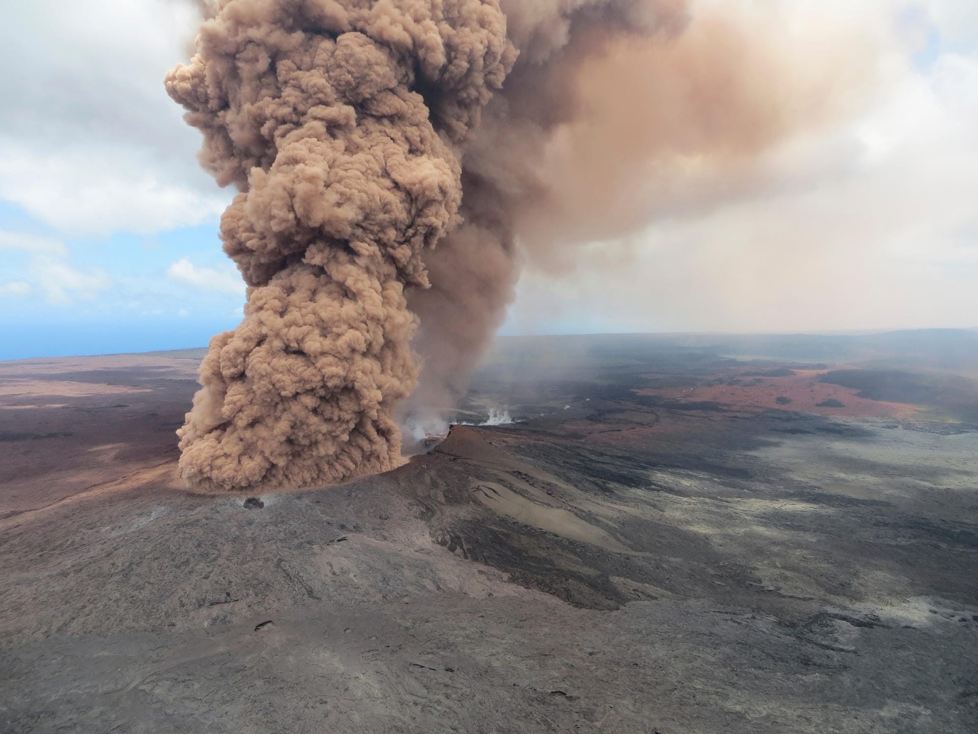 Hohe Rauchwolken über dem Vulkan Kilauea: Die Behörden stellten hohe Schwefelkonzentrationen fest, die ältere Menschen und Menschen mit Atemproblemen gefährden könnten.