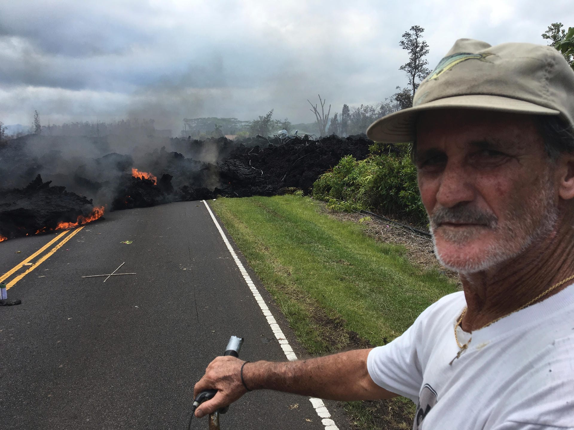 Einwohner Sam Knox: Der 65-Jährige fährt mit seinem Fahrrad bis zur Lavagrenze – anders als Hunderte andere Bewohner hat er keine Angst vor dem Vulkan.