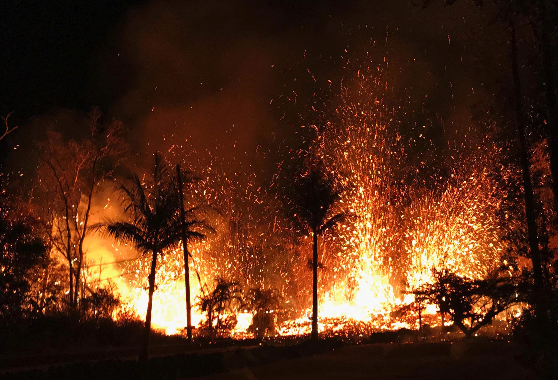Magma spritzt aus der Erde auf Hawaii: Der Vulkanausbruch liefert Bilder eines faszinierenden und ebenso höchst gefährlichen Naturspektakels. Lavafontänen schießen durch Erdrisse. Zehn Risse hätten sich mittlerweile aufgetan, durch die Lava an die Erdoberfläche treten könnte.