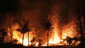 Magma spritzt aus der Erde auf Hawaii: Der Vulkanausbruch liefert Bilder eines faszinierenden und ebenso höchst gefährlichen Naturspektakels. Lavafontänen schießen durch Erdrisse. Zehn Risse hätten sich mittlerweile aufgetan, durch die Lava an die Erdoberfläche treten könnte.