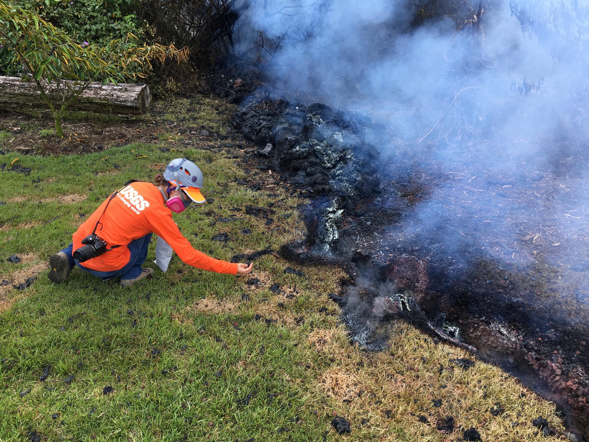 Ein Hawaiianischer Vulkanologe: Der Forscher entnimmt Proben von den Erdrissen. Der Ausbruch kann auch zu gesundheitlichen Schäden bei Bewohnern führen.