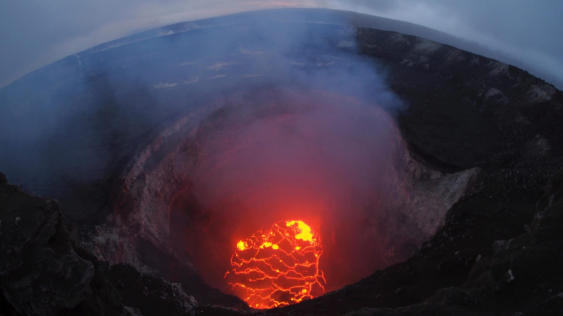 Das Innere des Kilauea Vulkans: Der feuerspeiernde Berg gilt als einer der aktivsten Vulkane weltweit. Brechen die für Hawaii typischen Schildvulkane aus, kann Lava nicht nur aus dem Krater fließen, sondern auch durch unterirdische Risse an anderen Stellen an die Oberfläche treten.