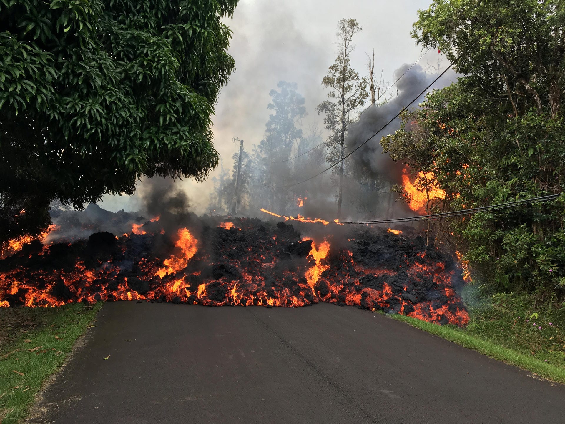 Glühende Lavaströme aus dem Vulkan: Das Magma fließt durch die Straßen in Hawaii und macht ein ganzes Gebiet vorerst unbewohnbar.