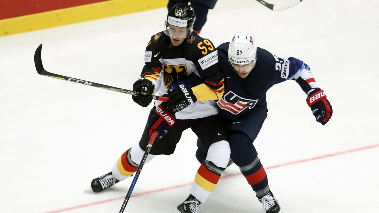 Anders Lee (r) kämpft gegen DEB-Spieler Manuel Wiederer um den Puck. Anders Lee (r) kämpft gegen DEB-Spieler Manuel Wiederer um den Puck.