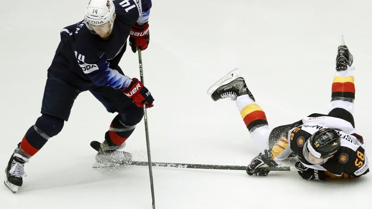 Markus Eisenschmid (r) versucht mit einem beherzten Sprung sich gegen US-Spieler Nick Jensen durchzusetzen. Markus Eisenschmid (r) versucht mit einem beherzten Sprung sich gegen US-Spieler Nick Jensen durchzusetzen.