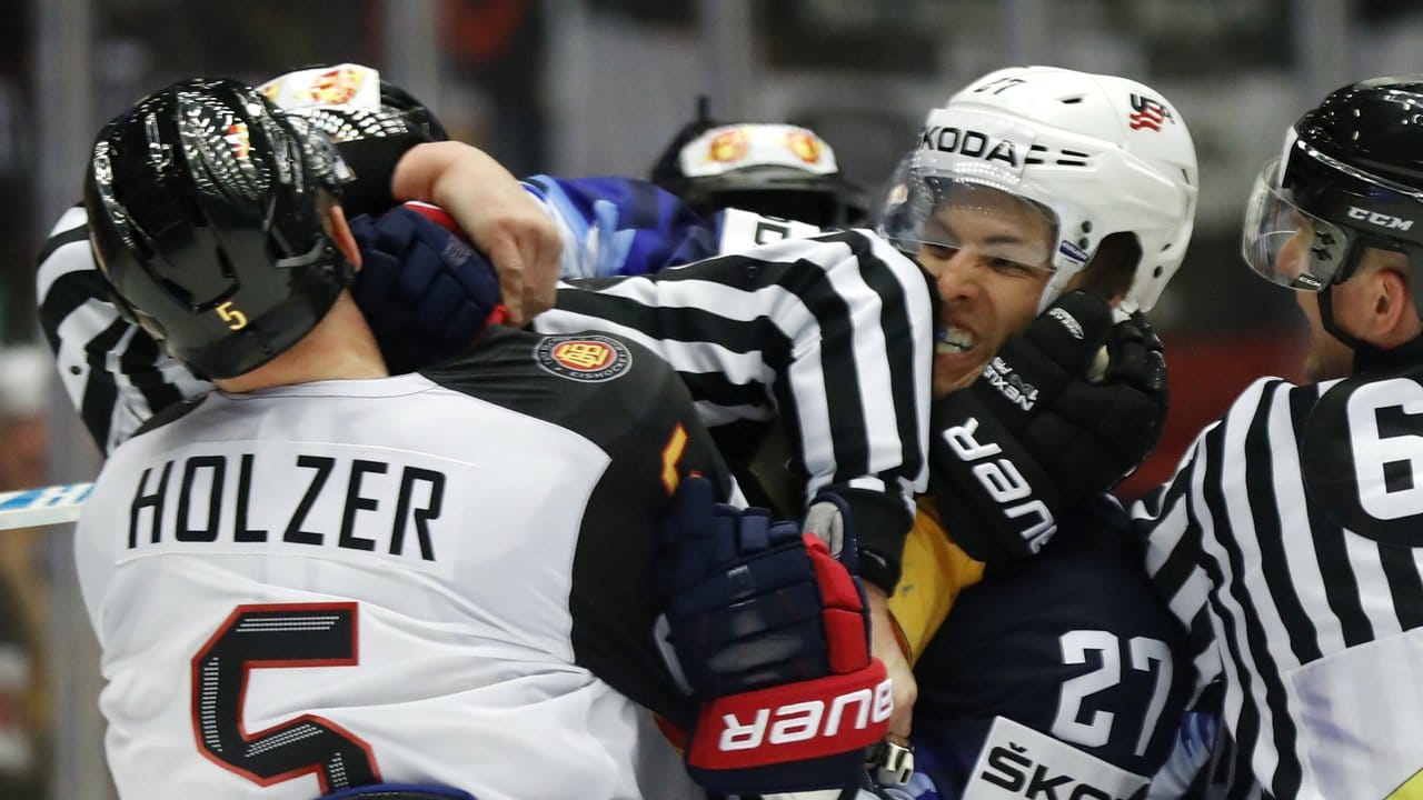 Auch das gehört zum Eishockey: Anders Lee (r) aus den USA und Korbinian Holzer (l) geraten aneinander. Auch das gehört zum Eishockey: Anders Lee (r) aus den USA und Korbinian Holzer (l) geraten aneinander.
