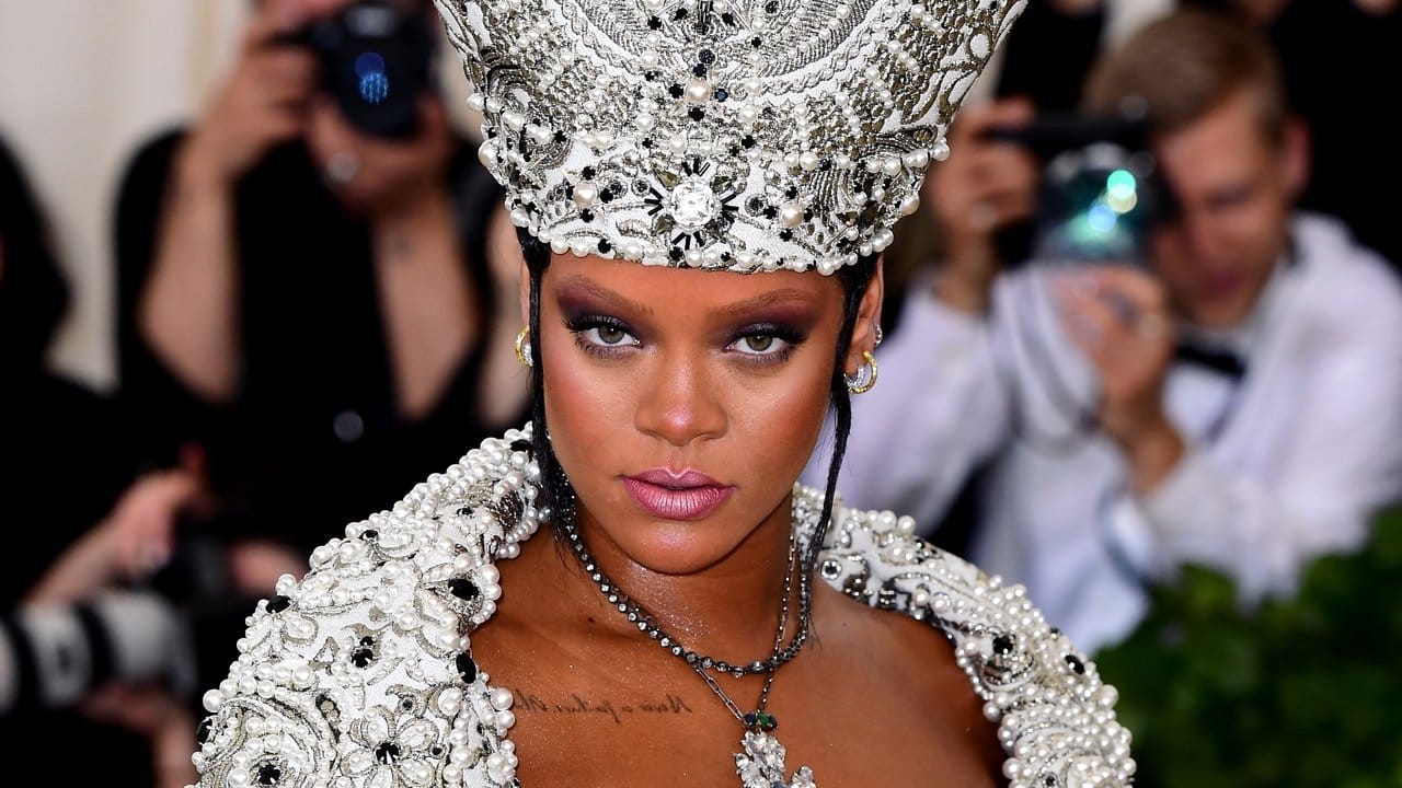 "Päpstin" Rihanna bei der "Met Gala" 2018. "Päpstin" Rihanna bei der "Met Gala" 2018.