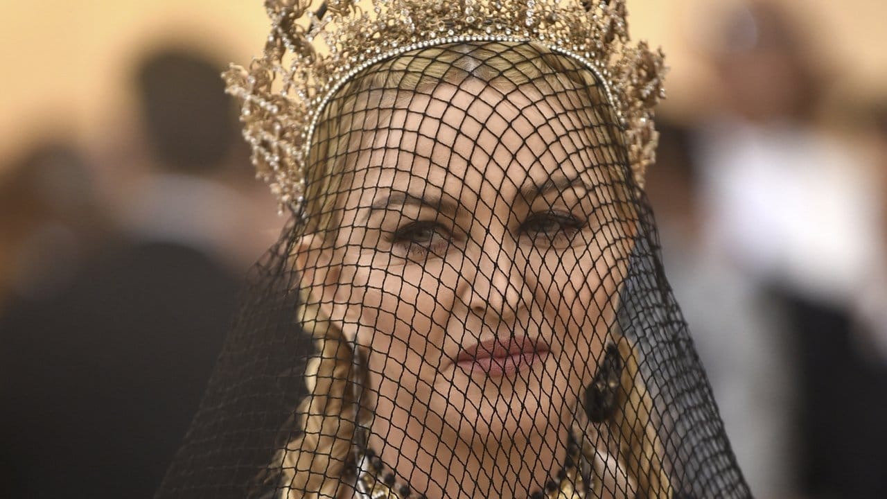 Schwester Oberin Madonna bei der "Met Gala". Schwester Oberin Madonna bei der "Met Gala".