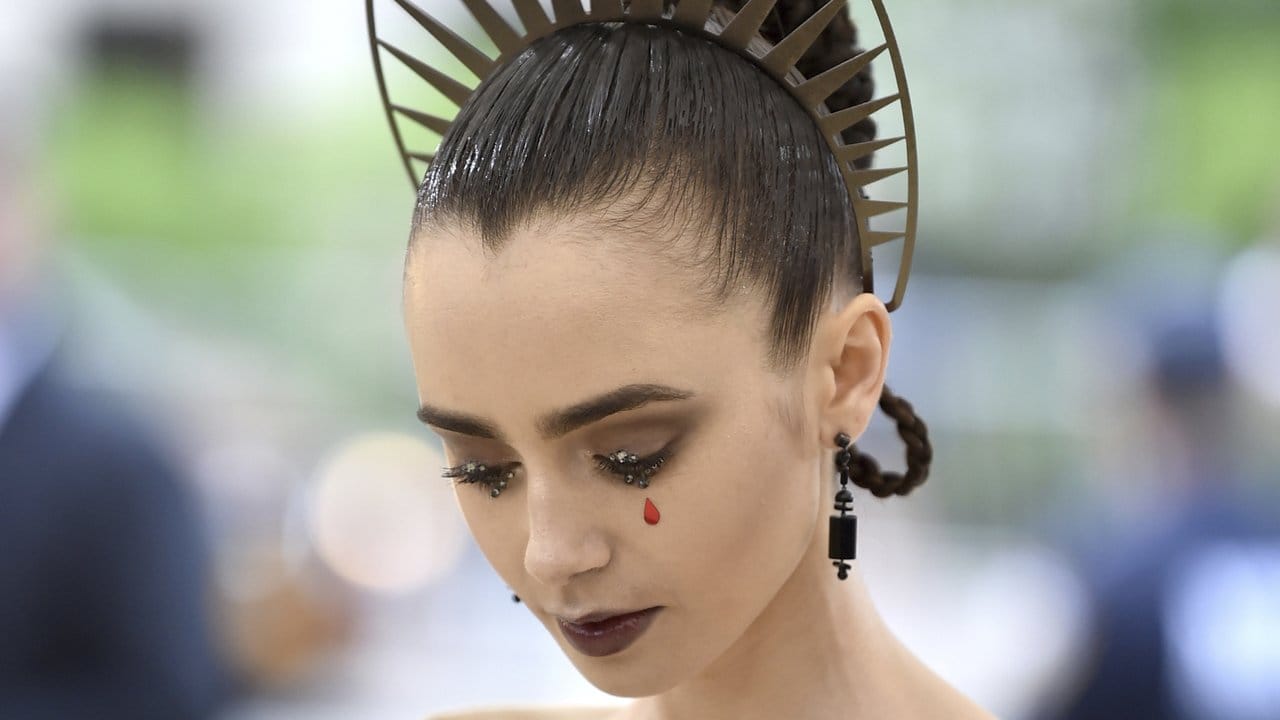 Lily Collins bei der "Met Gala" 2018. Lily Collins bei der "Met Gala" 2018.