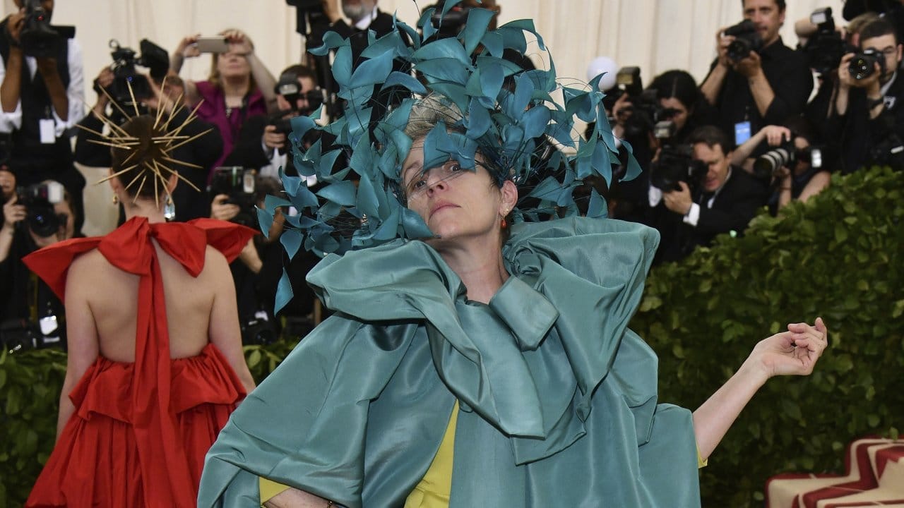 Frances McDormand gab sich bei der "Met Gala" 2018 des Kostüminstituts des Metropolitan Museum of Art die Ehre. Frances McDormand gab sich bei der "Met Gala" 2018 des Kostüminstituts des Metropolitan Museum of Art die Ehre.