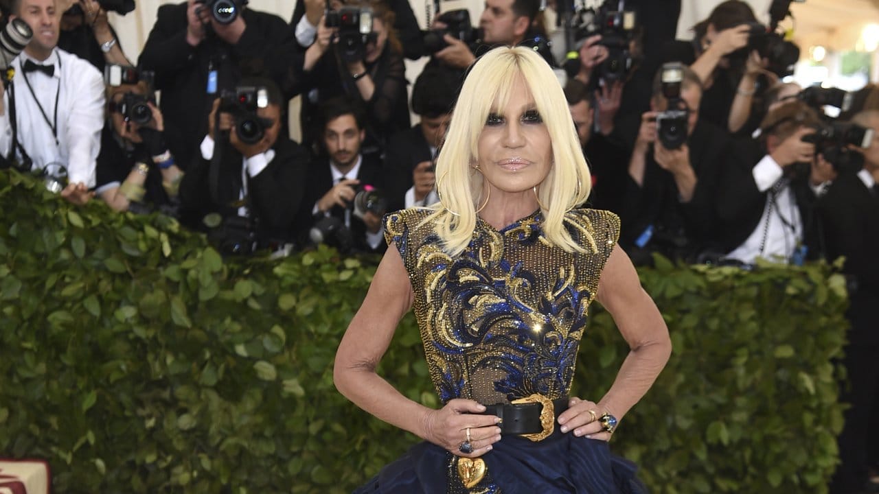 Modepäpstin Donatella Versace gab sich bei der "Met Gala" die Ehre. Modepäpstin Donatella Versace gab sich bei der "Met Gala" die Ehre.