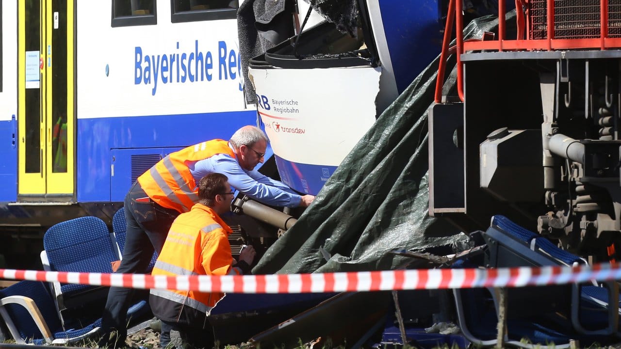 Bahnmitarbeiter arbeiten an der verunfallten Regionalbahn.