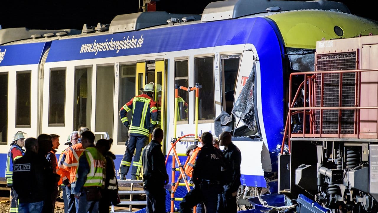 Die kollidierten Züge an einem Gleis nahe dem Bahnhof von Aichach.