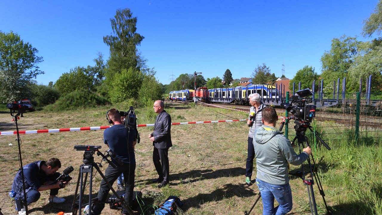 Medienvertreter am Unfallort nahe dem Aichacher Bahnhof.