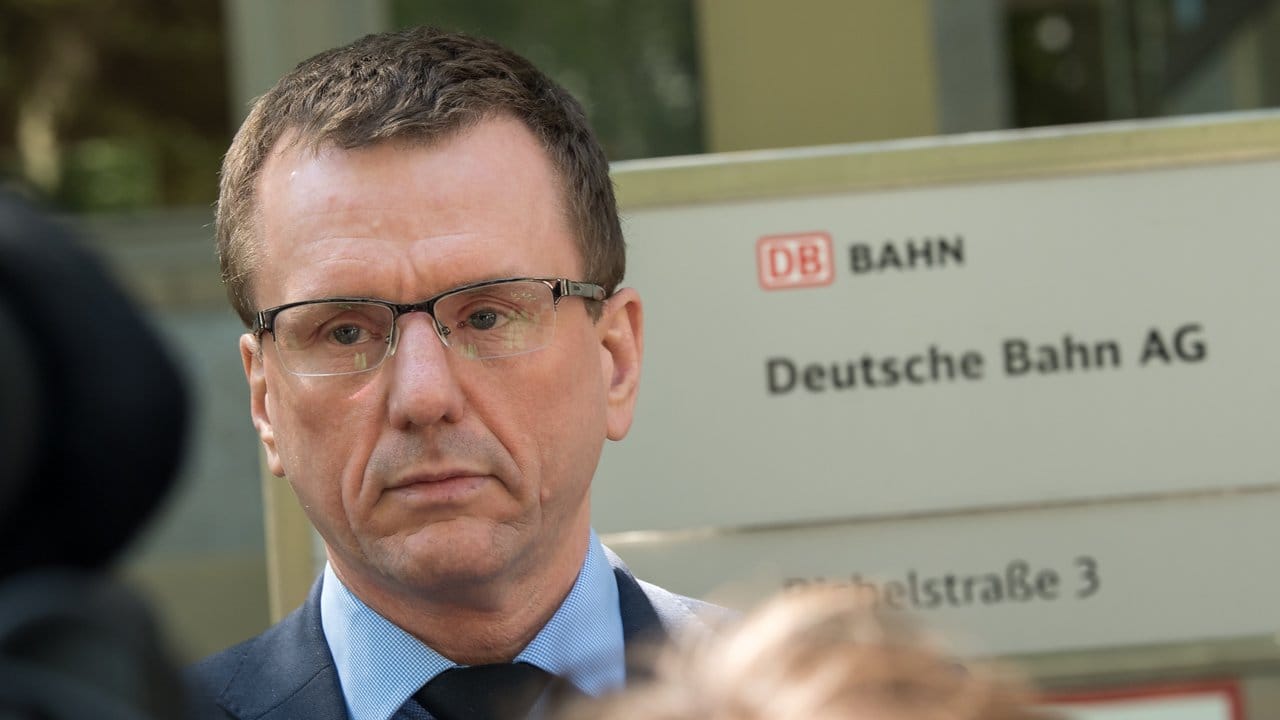 Klaus-Dieter Josel, Konzernbeauftragter der Deutschen Bahn AG für Bayern, gibt in München ein Statement zum Zugunglück in Aichach ab.