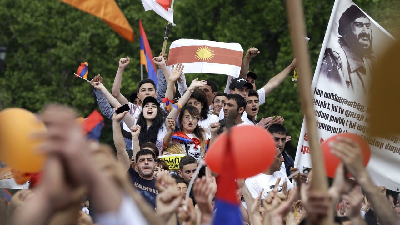 Jubelnde Menschen in Eriwan bei einer Kundgebung auf dem Platz der Republik, nachdem Nikol Paschinjan zum Ministerpräsidenten gewählt wurde.