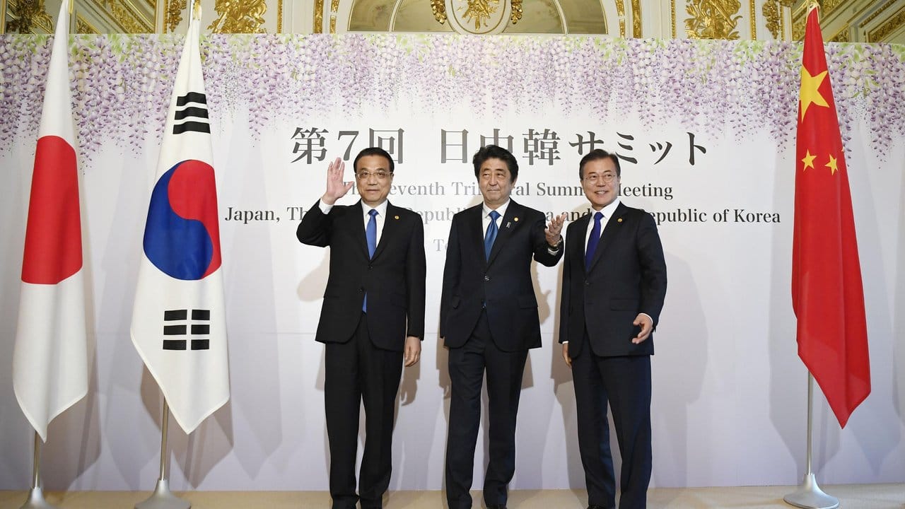 Li Keqiang (l), Ministerpräsident von China, Shinzo Abe (M), Japans Regierungschef, und Moon Jae In (r), Südkoreas Präsident, bei einem Gipfeltreffen zur Nordkorea-Krise.