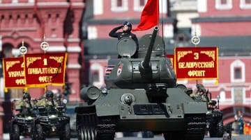 Vor 73 Jahren kapitulierte die deutsche Wehrmacht im Zweiten Weltkrieg. In Moskau feiert Russland diesen Tag des Sieges mit einer großen Parade. Darunter auch dieser Weltkriegspanzer vom Typ T-34.