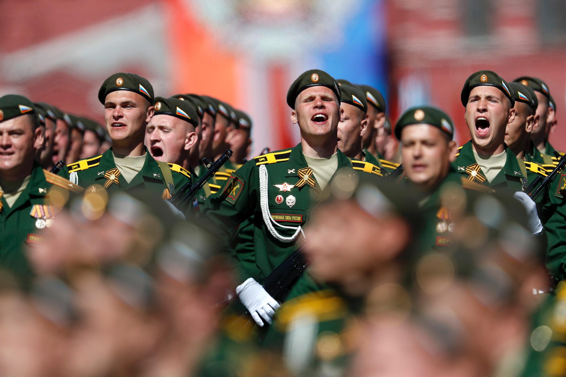 Tausende Soldaten marschieren während der Parade durch die russische Hauptstadt.