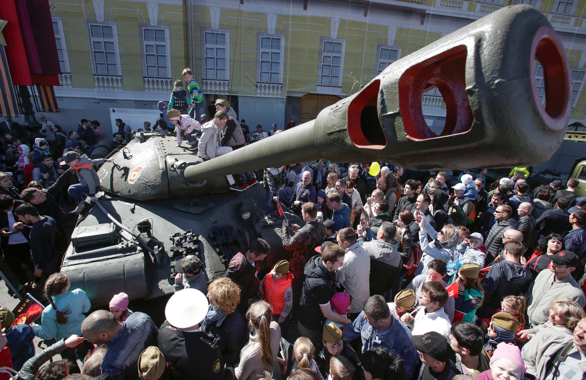 In St. Petersburg durften die Leute sogar auf diesen sowjetischen "IS-3"-Panzer klettern.