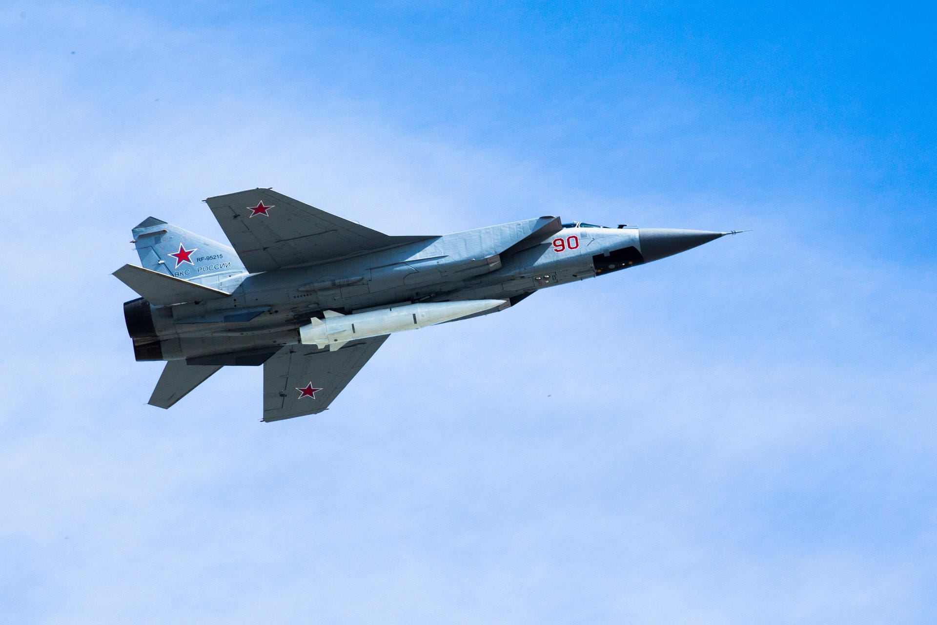 Neben historischem Kriegsgerät präsentiert Russland auch moderne Waffensysteme. Dieser MiG-31 Abfangjäger ist mit einer fortschrittlichen Überschall-Ballistikrakete, einer Hyperschallwaffe, ausgerüstet.
