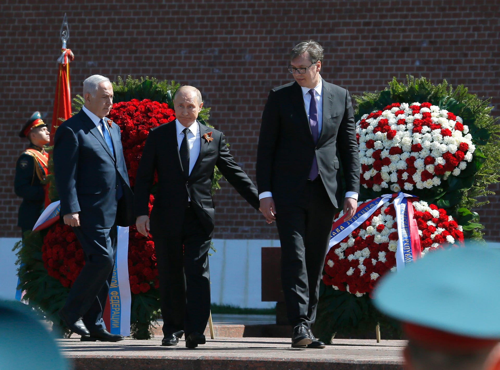Nach der Parade legte Wladimir Putin (m.) am Grab des unbekannten Soldaten einen Kranz nieder. Neben Benjamin Netanjahu (l.) aus Israel war Serbiens Präsiedent Aleksandar Vučić (r.) zugegen.