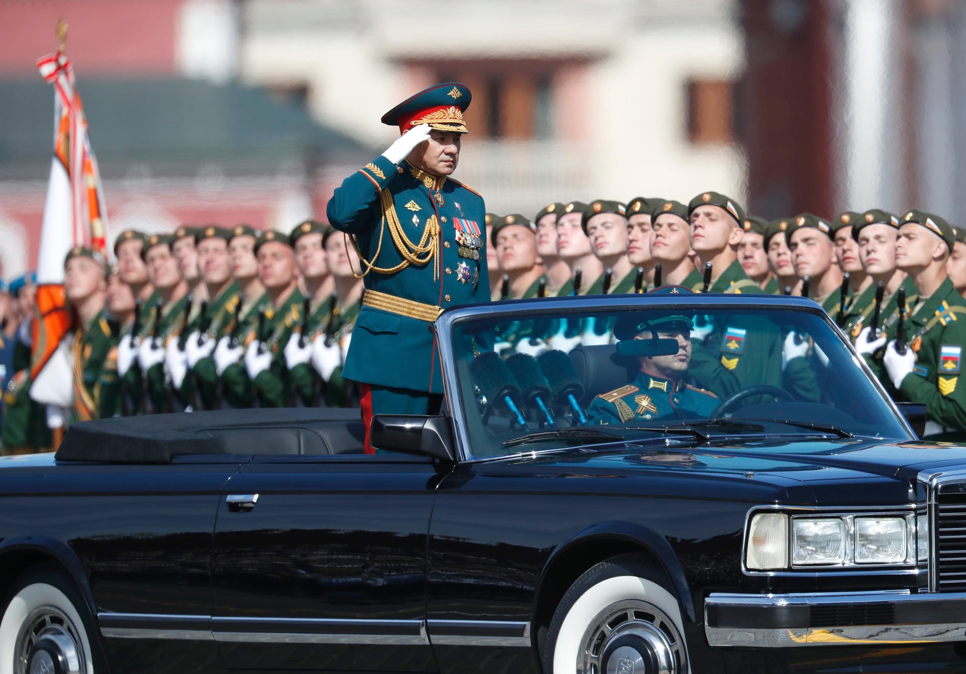 Russlands Verteidigungsminister Sergei Schoigu inspiziert bei der Militärparade die Truppen.