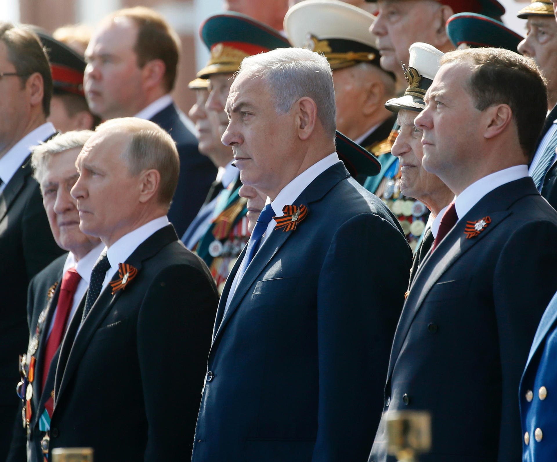 Der frisch zum vierten Mal als russisches Staatsoberhaupt vereidigte Wladimir Putin (l.) nutzt den Tag des Sieges auch zur außenpolitischen Repräsentation. Dieses Jahr ist unter anderem der israelische Ministerpräsident Benjamin Netanjahu (2. v. l.) zu Gast. Daneben steht Russlands Ministerpräsident Dmitri Medwedew.