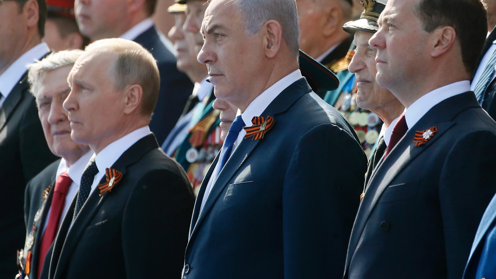 Der frisch zum vierten Mal als russisches Staatsoberhaupt vereidigte Wladimir Putin (l.) nutzt den Tag des Sieges auch zur außenpolitischen Repräsentation. Dieses Jahr ist unter anderem der israelische Ministerpräsident Benjamin Netanjahu (2. v. l.) zu Gast. Daneben steht Russlands Ministerpräsident Dmitri Medwedew.