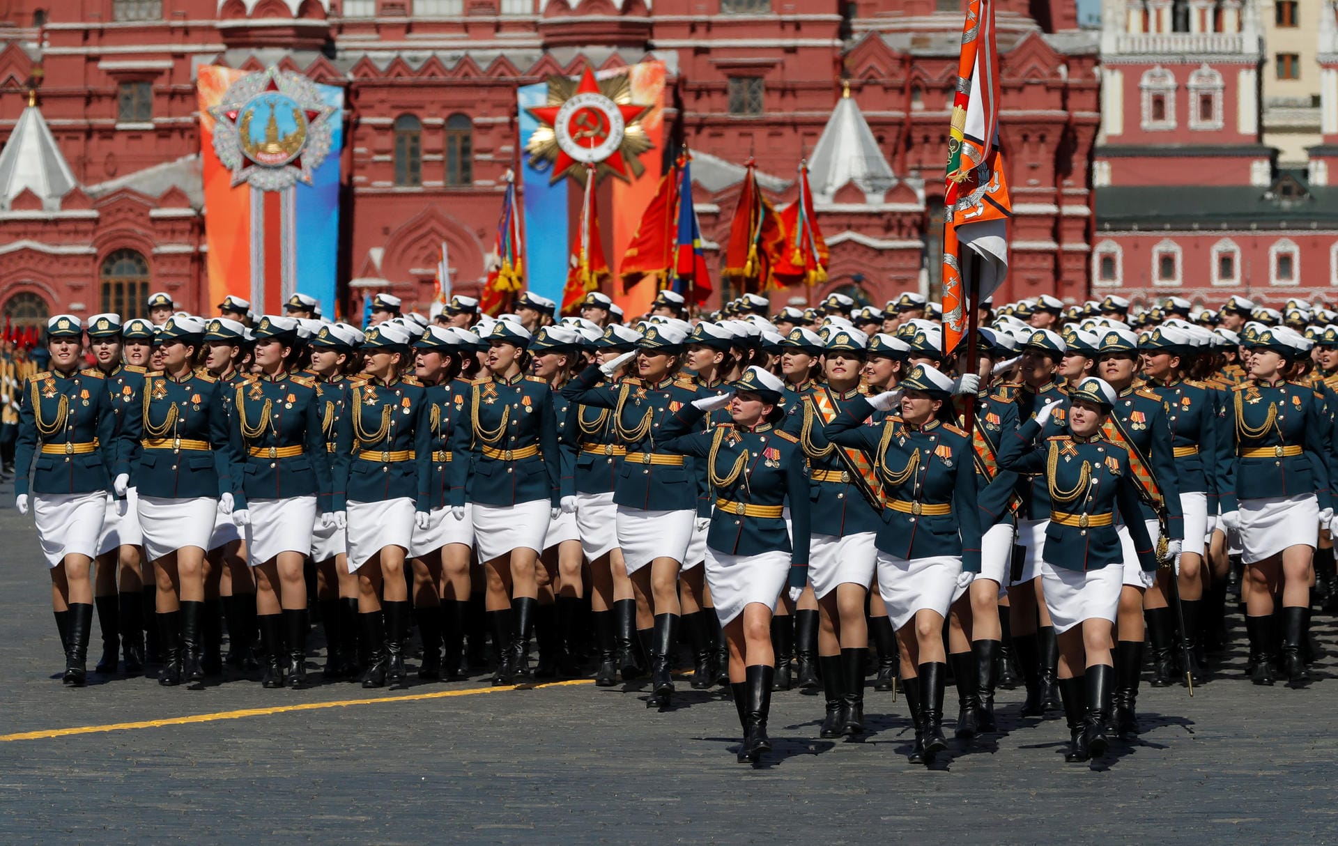 Und auch zahlreiche Soldatinnen nehmen an der Parade teil.