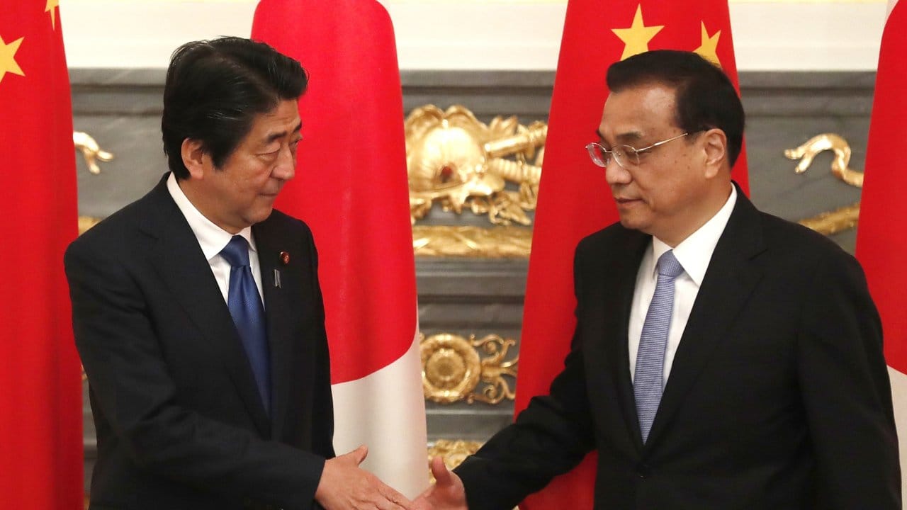 Li Keqiang (r), Premierminister von China, und Shinzo Abe, Premierminister von Japan vor einem gemeinsamen Gespräch in Tokio.