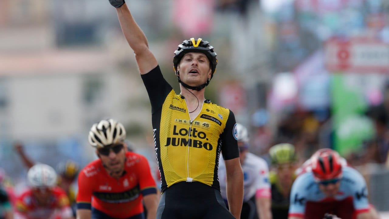 Der Italiener Enrico Battaglin vom Team LottoNL-Jumbo bejubelt seinen Etappensieg. Der Italiener Enrico Battaglin vom Team LottoNL-Jumbo bejubelt seinen Etappensieg.