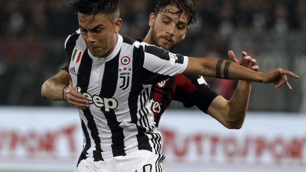 Paulo Dybala (Vorne) von Juventus Turin im Duell mit Mailands Manuel Locatelli. Paulo Dybala (Vorne) von Juventus Turin im Duell mit Mailands Manuel Locatelli.