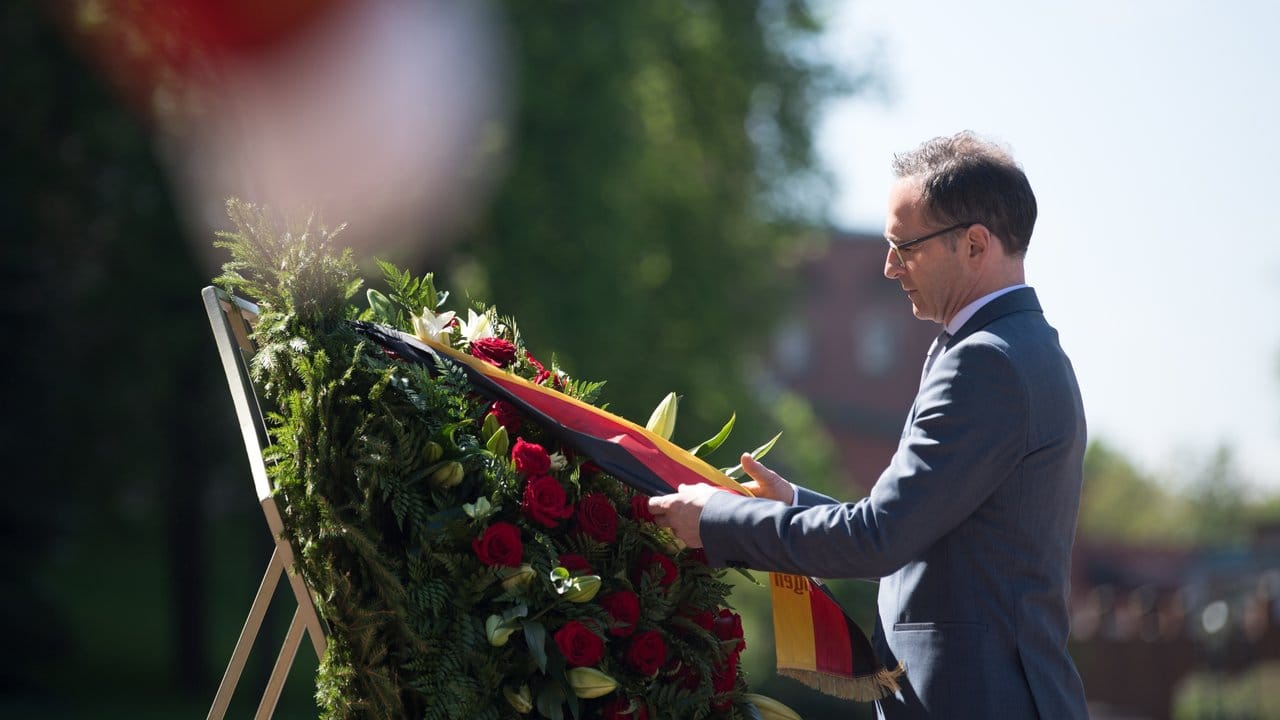 Außenminister Maas legt am Grabmal des Unbekannten Soldaten im Alexandergarten einen Kranz nieder.