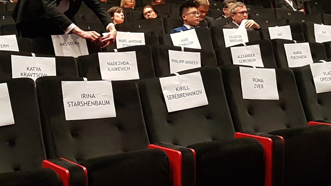 Der Platz des russischen Regisseurs Serebrennikow (M) blieb leer. Der Platz des russischen Regisseurs Serebrennikow (M) blieb leer.