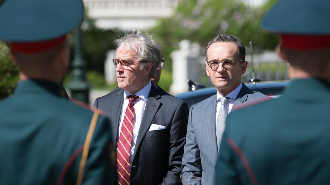 Außenminister Maas steht in Moskau neben dem Deutschen Botschafter in Russland, Rüdiger Freiherr von Fritsch (l).