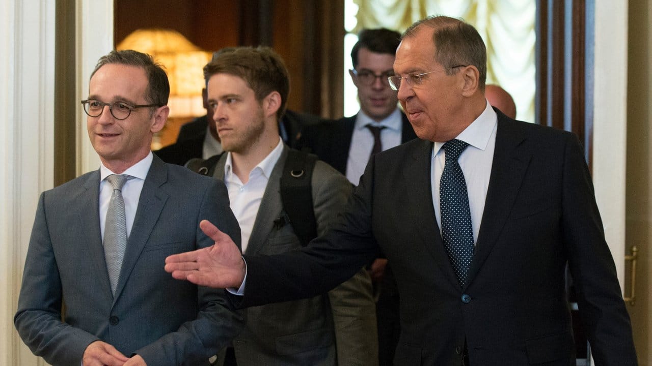 Der russische Außenminister Sergej Lawrow (r) empfängt seinen deutschen Amtskollegen im Gästehaus des russischen Außenministeriums.