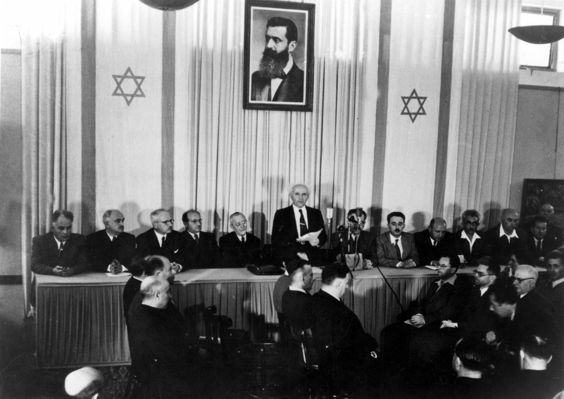 Am 14. Mai 1948 rief David Ben Gurion im Tel Aviver Kunstmuseum den Staat Israel aus. Über ihm hing ein Bild von Theodor Herzl, dem 1904 verstorbenen Begründer des Zionismus. Also der Idee, einen neuen jüdischen Staat zu gründen.