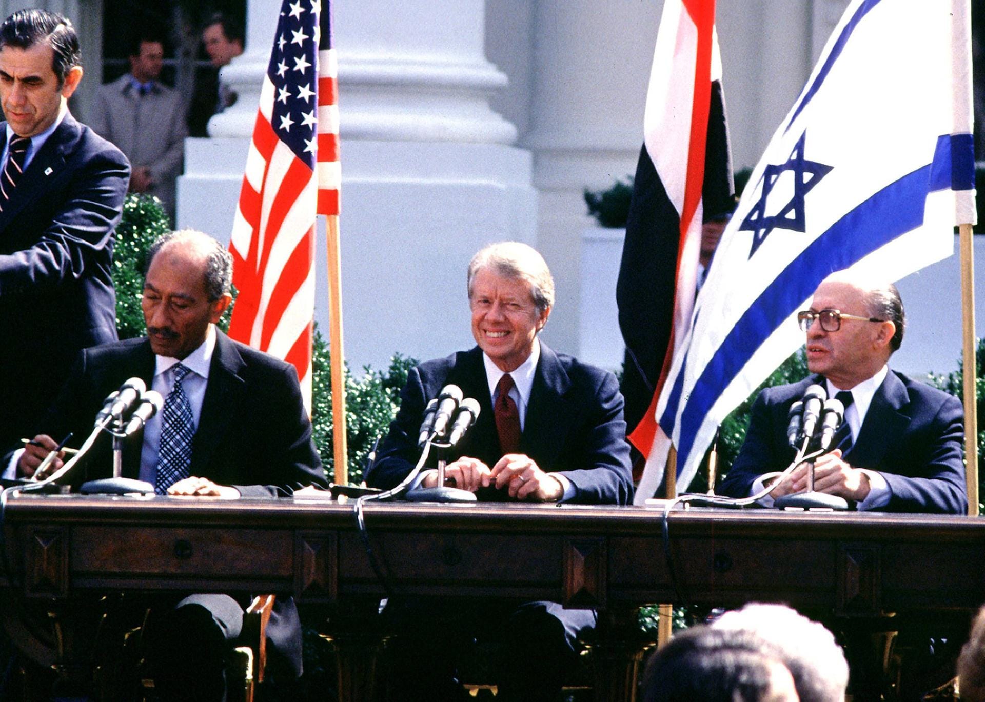 Eine historische Begegnung fand 1978 statt. Unter der Schirmherrschaft von US-Präsident Jimmy Carter schlossen Ägyptens Diktator Nasser und der israelische Regierungschef Menachim Begin im amerikanischen Camp David ein Abkommen zur Normalisierung der gegenseitigen Beziehungen. Ein Jahr später schlossen beide Seiten dann ein Friedensabkommen.