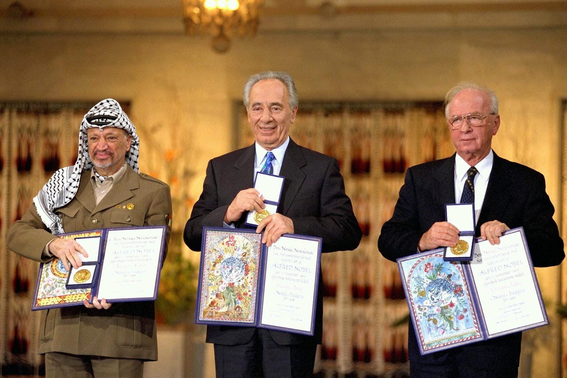 In den Neunzigerjahren wurde auch ein Frieden zwischen Israel und den Palästinensern denkbar. Die sogenannten Oslo-Abkommen schienen den Palästinensern nach Jahrzehnten zumindest zum Teil eine Autonomie einzuräumen. Jassir Arafat von der PLO, Israels Außenminister Schimon Peres und der israelische Regierungschef Jichthak Rabin erhielten dafür 1994 den Friedensnobelpreis.