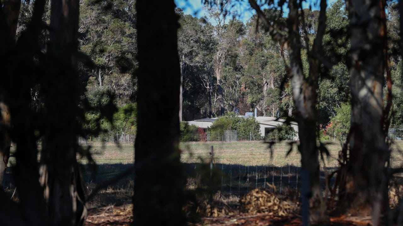 Die Toten wurden auf einem Grundstück in der kleinen Gemeinde Osmington im Südwesten des Kontinents, 260 km von Perth entfernt, entdeckt.