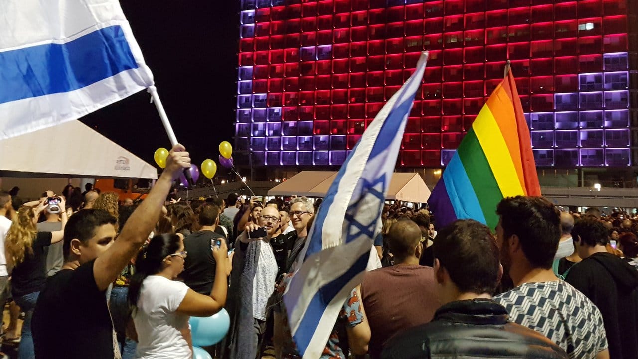 Fans feiern in Tel Aviv den Sieg der Sängerin Netta Barzilai.