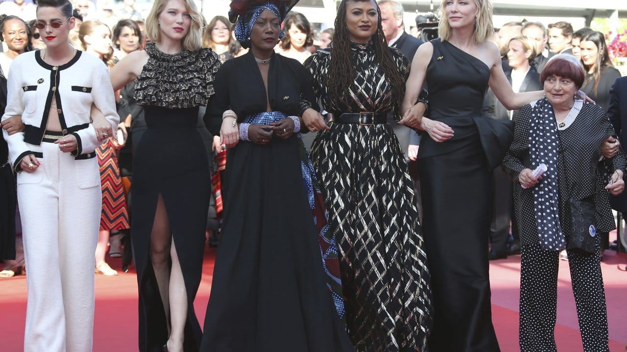 Jurymitglied Kristen Stewart (l-r), Lea Seydoux, Khadja Nin, Ava Duvernay, Jurypräsidentin Cate Blanchett und Regisseurin Agnés Varda inn Cannes. Jurymitglied Kristen Stewart (l-r), Lea Seydoux, Khadja Nin, Ava Duvernay, Jurypräsidentin Cate Blanchett und Regisseurin Agnés Varda inn Cannes.