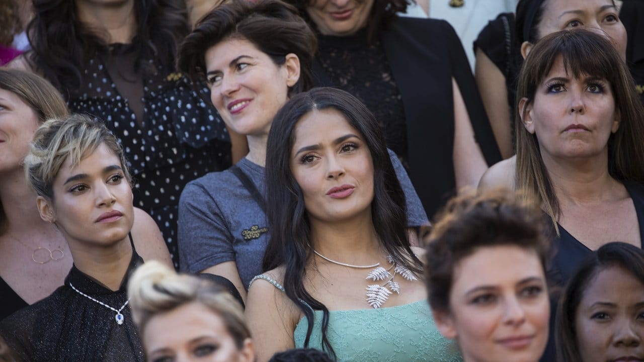 Die Schauspielerinnen Sofia Boutella (l-r), Salma Hayek und Patty Jenkins zusammen mit insgesamt 82 Frauen auf den Stufen zum Festivalpalast in Cannes. Die Schauspielerinnen Sofia Boutella (l-r), Salma Hayek und Patty Jenkins zusammen mit insgesamt 82 Frauen auf den Stufen zum Festivalpalast in Cannes.
