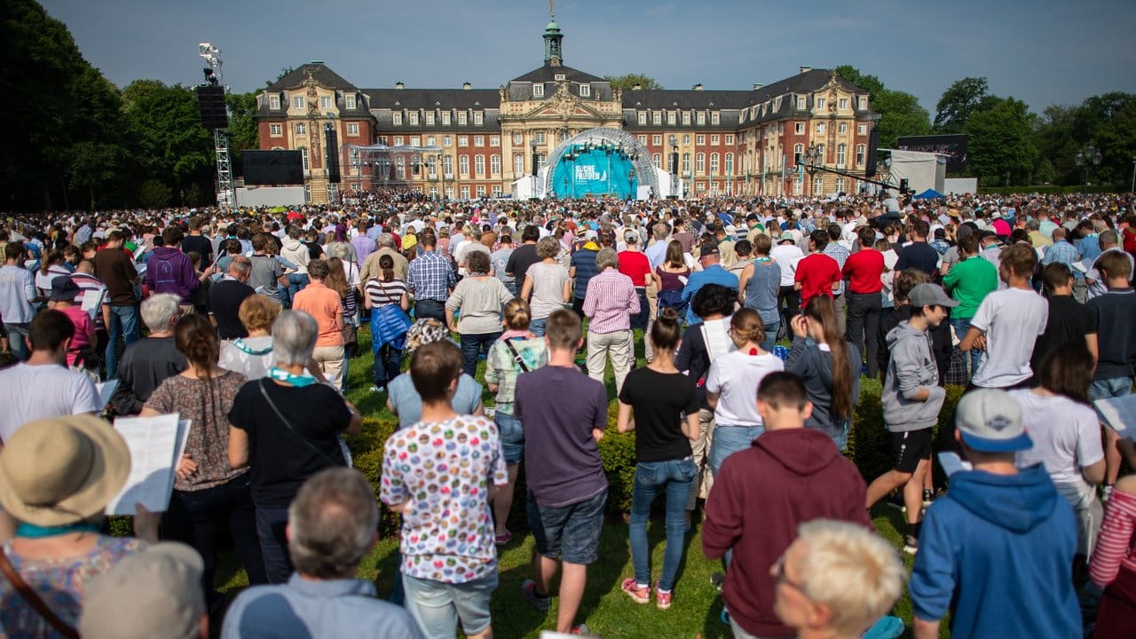 Tausende Besucher nehmen an dem Hauptgottesdienst des Katholikentages auf dem Schlossplatz in Münster teil. Tausende Besucher nehmen an dem Hauptgottesdienst des Katholikentages auf dem Schlossplatz in Münster teil.